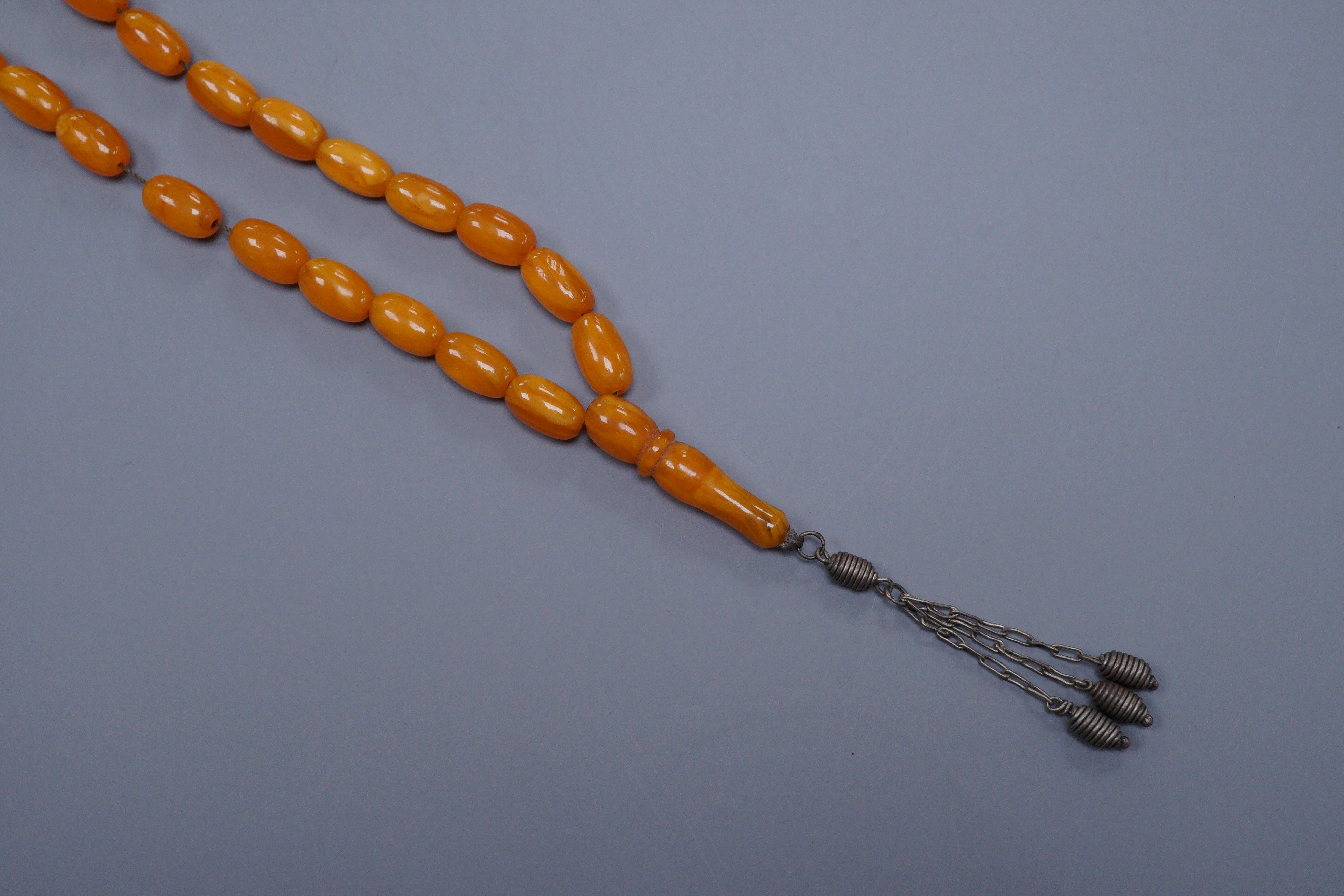 An early 20th century reconstituted amber bead necklace, gross 26.5 grams